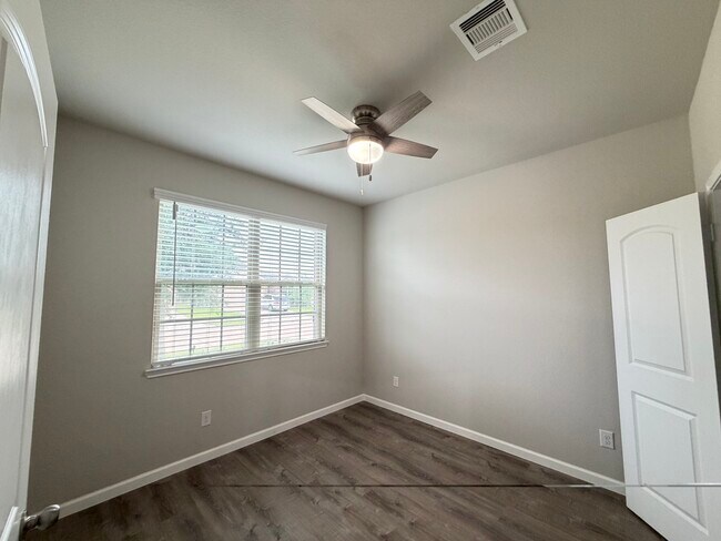 Foto del edificio - 6118 Yesenia St