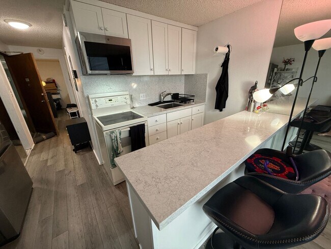 Foto del edificio - Beautiful High-Rise 1 Bedroom in Waikiki with Covered Parking