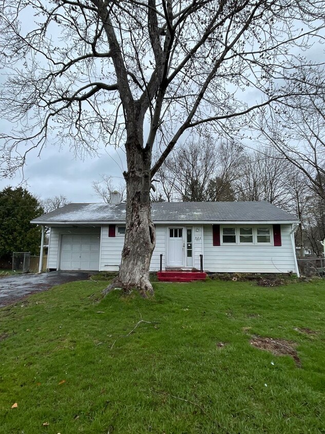 Primary Photo - 2 Bedroom Ranch For Rent - Outer Comstock ...