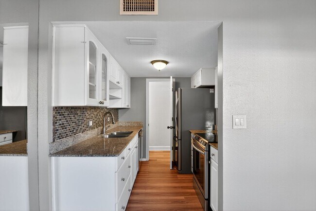 Foto del edificio - 1228 E Lawrence Ln