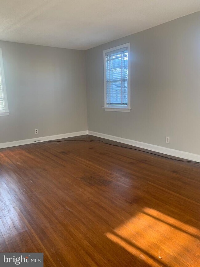 Building Photo - 237 Pilgrim Ln