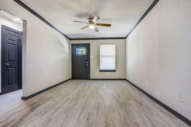 Foto del edificio - 7630 Lavender St