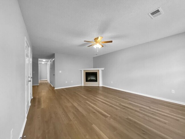 Building Photo - 411 NW Woodbury Dr
