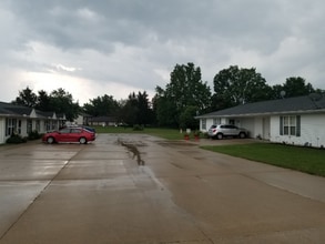 Building Photo - 1112 Oakview Dr