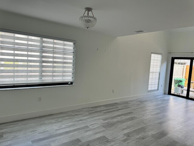 Building Photo - 871 Meadowland Dr