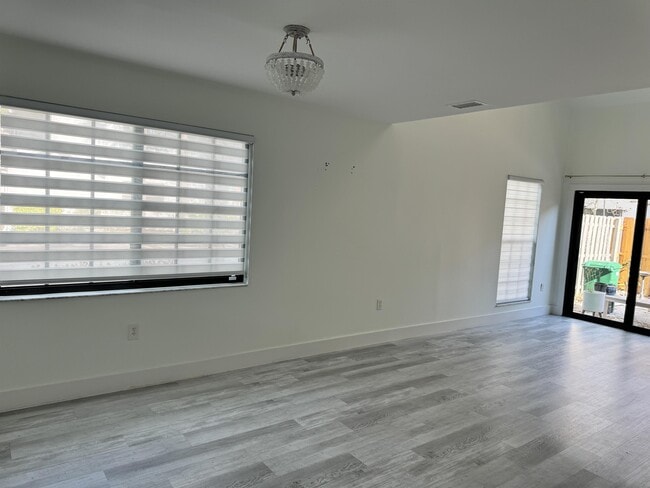 Foto del edificio - 871 Meadowland Dr