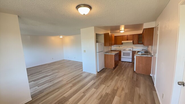 Building Photo - 4 Bed 2 Bath House on large Lot w/Fenced Backyard - Pets Possible