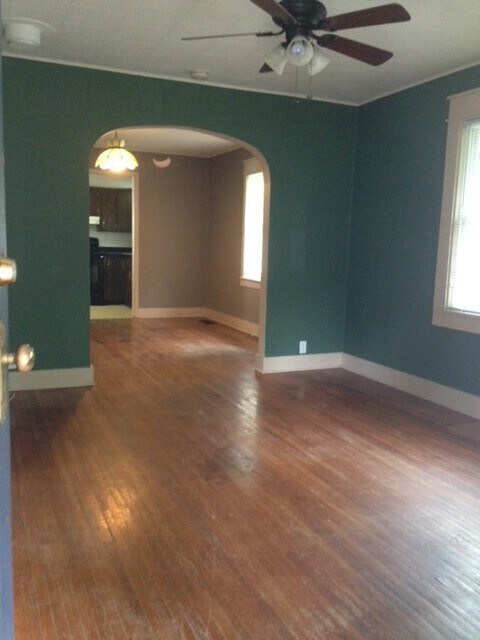 Desde la puerta de entrada, mirando hacia la sala de estar, el comedor y la cocina en la parte posterior. - 209 E Vermilya Ave