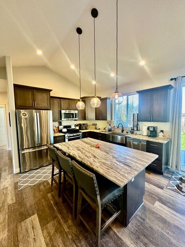 Building Photo - Beautiful & Cozy 4 bed 3 bath, 3 car garag...