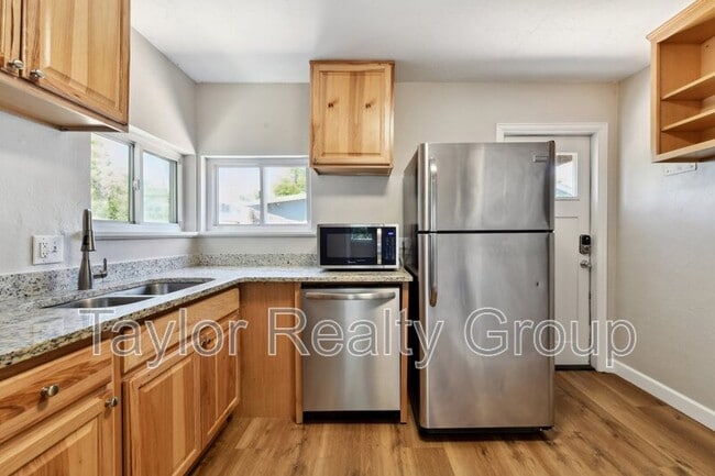 Building Photo - 1252 Xanthia St