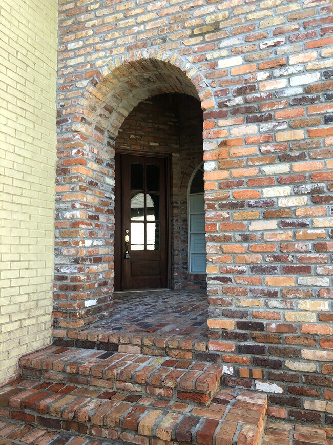 Building Photo - 13 Golf Club Rd