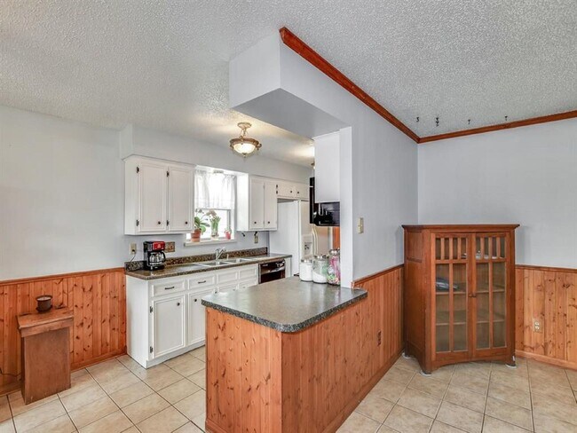 Building Photo - 2528 Village Cir Dr