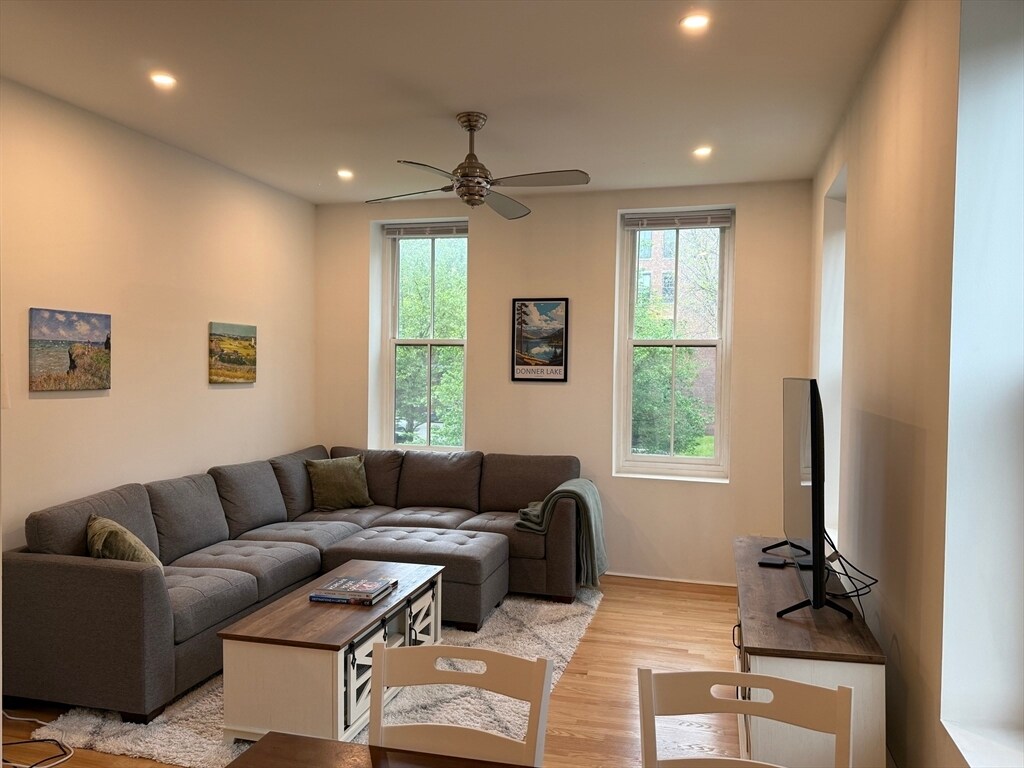 Foto principal - 30-34-34 E Concord St