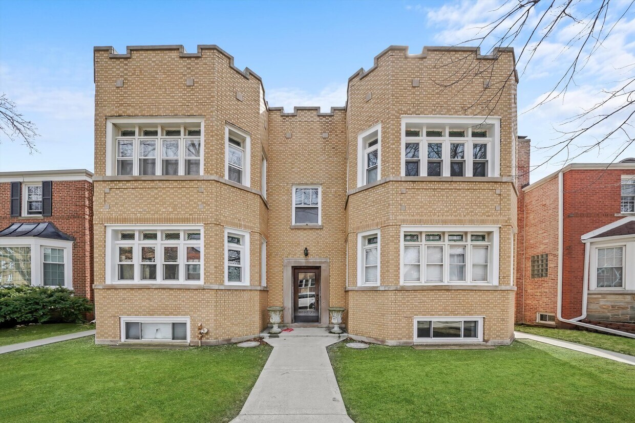 2737 W Lunt Ave Unit 2E, Chicago, IL 60645 Condo for Rent in Chicago