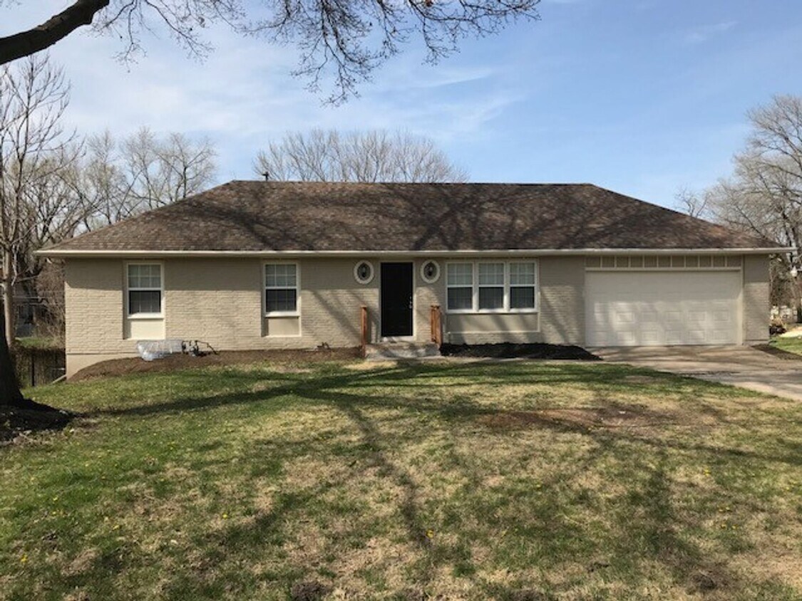 Primary Photo - Large 4Bed/2Bath +Flex Space 2050sqft with...