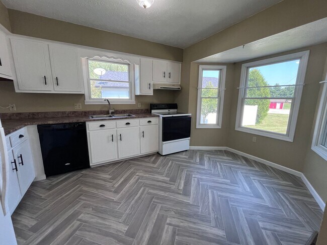 Building Photo - Beautiful 2 Bedroom & 2 Bath Duplex in Shi...
