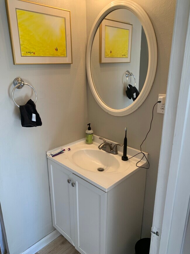 Foto del edificio - 1050 E 8th St