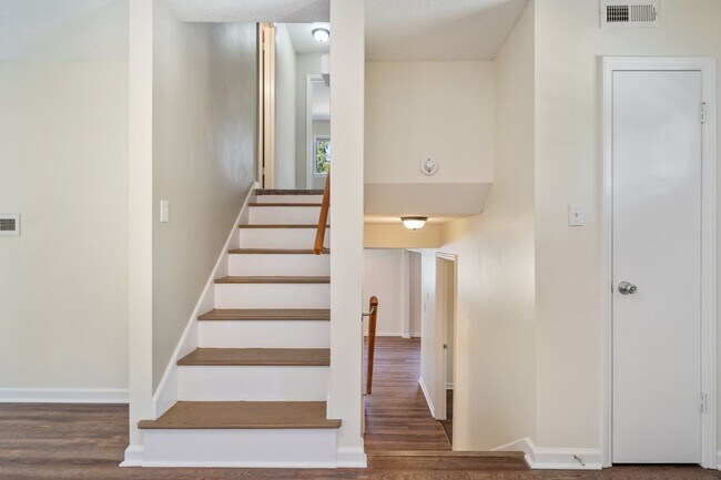 Foto del edificio - Renovated 3 bed/2 bath with spacious backy...