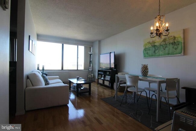 Building Photo - 1330 New Hampshire Ave NW