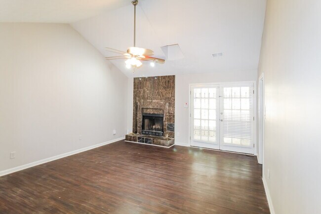 Building Photo - 599 Maple Dr