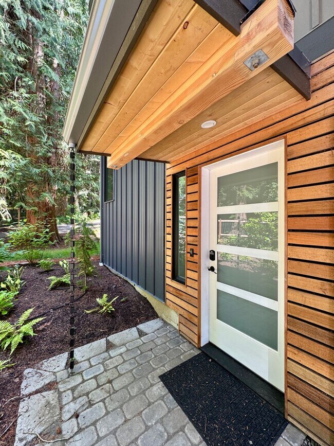 Building Photo - Stunning Contemporary 2 Bedroom Treehouse ...