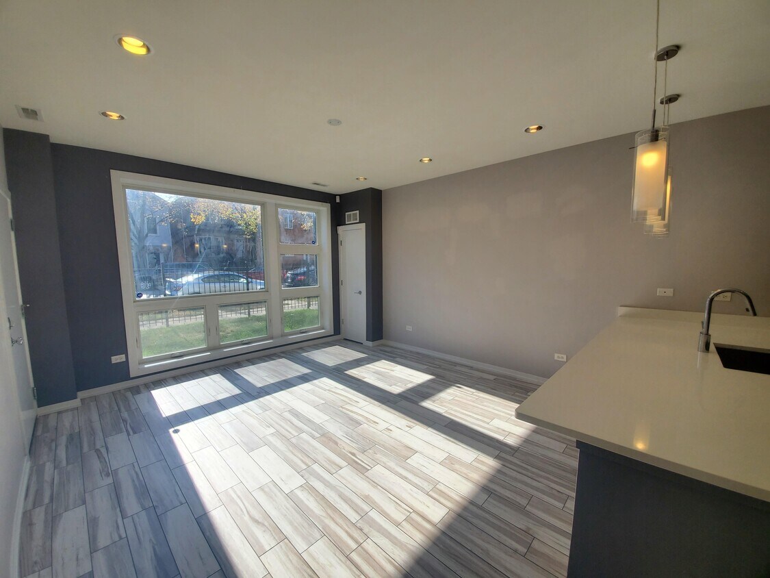Primary Photo - 2516 W Harrison St