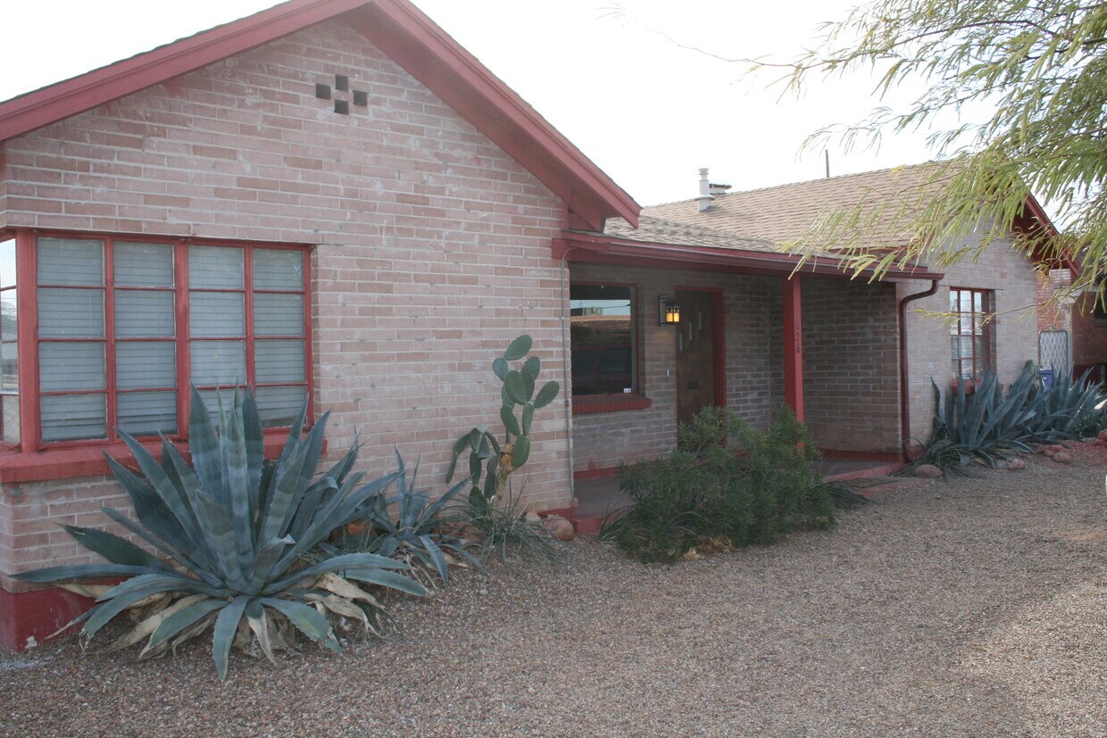 Primary Photo - 1026 E Hampton St