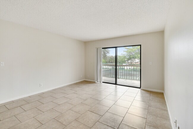 Foto del edificio - FREE JANUARY RENT - 2/2 Condo in Palm Beac...