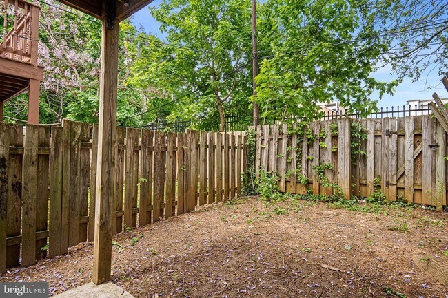 Building Photo - 4 bedroom two bath townhouse