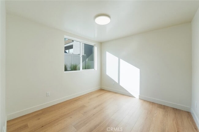 Building Photo - 714 1/2 Chestnut Avenue Unit
