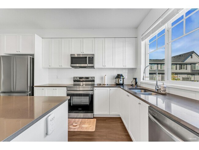 Photo du bâtiment - 15487-99A 99a Ave