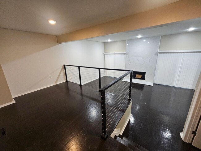 Building Photo - Beautiful 3 Br 2.5 Ba Townhome in Greenber...