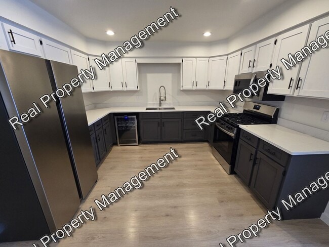 Building Photo - Updated 2 Bedroom Townhome