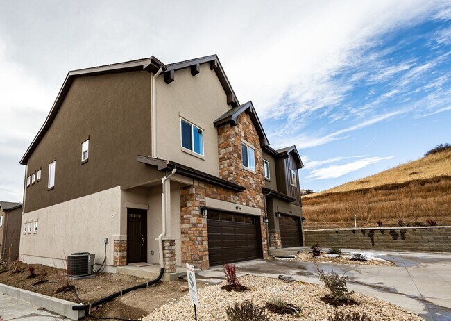 Foto del edificio - 3 Bedroom End Unit Luxury Townhome in Moun...