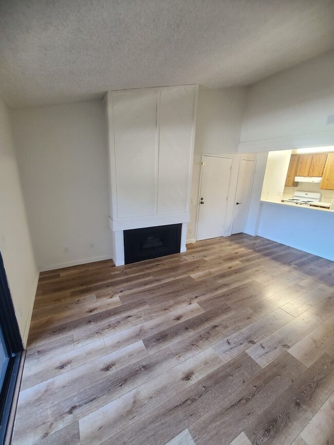 Building Photo - Spacious 2BD/1BA Centrally Located!! Central A/C, Washer/Dryer In-Unit, 2 Assigned Parking Spaces!