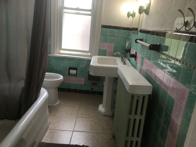 Foto del edificio - 5626 Wilkins Ave