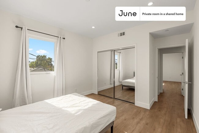 Building Photo - Private bedroom in 4 bed/4 bath Home