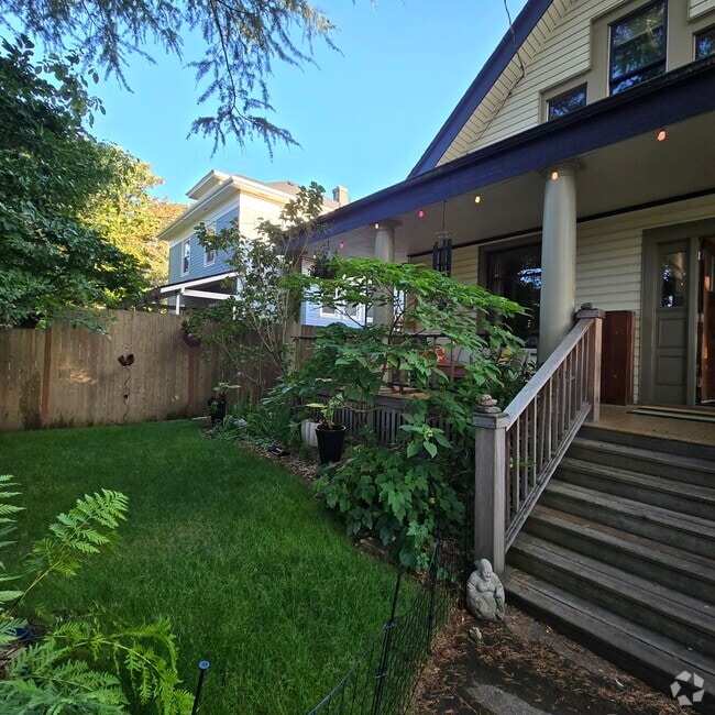 Building Photo - 555 N Simpson St
