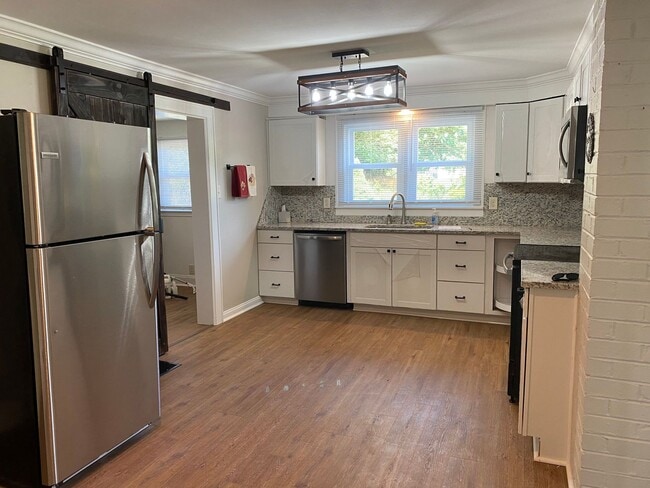 Building Photo - Beautiful 2 Bedroom and 1 Bath house in Bl...