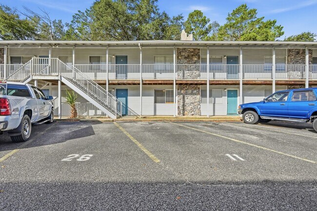 Building Photo - Charming 2 Bedroom with community pool!
