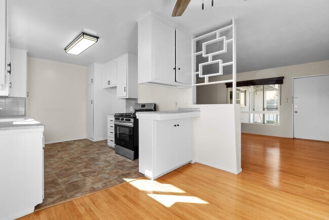 Foto del edificio - 4460 Ensign Ave.