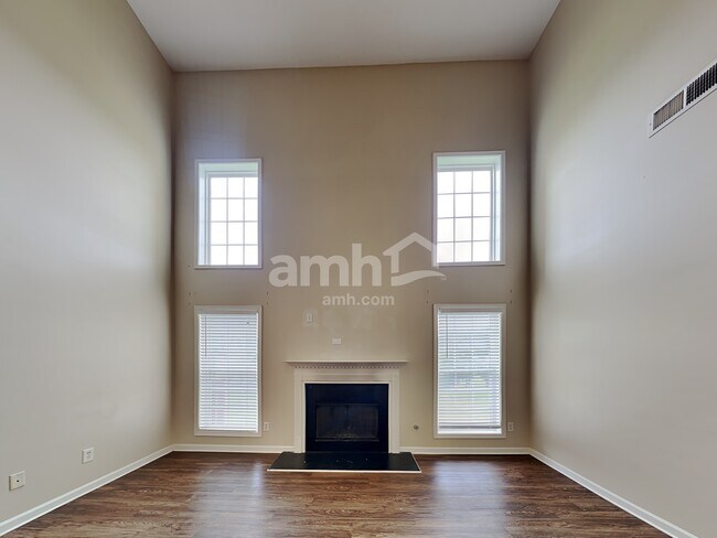 Building Photo - 5568 Halsey trc