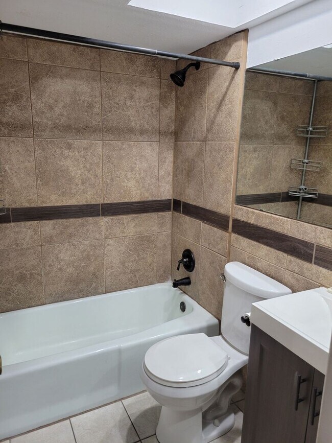 Foto del edificio - 3 bed 1 bath Townhouse