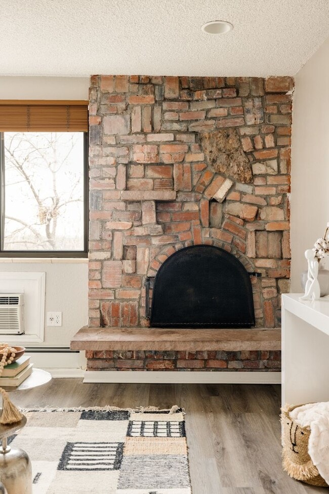 Building Photo - Top-Floor 2BA, 1BA Cap Hill Condo with Par...