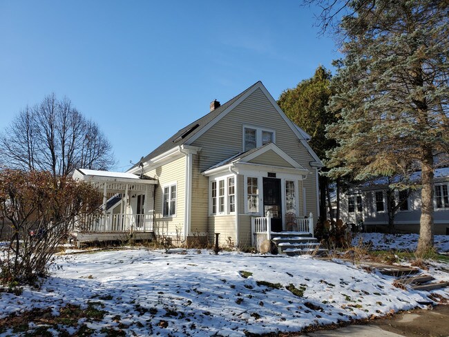 Building Photo - Hilbert Ave