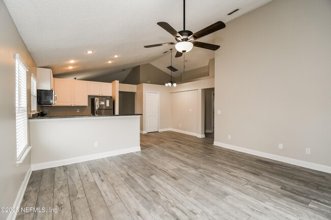 Foto del edificio - 3107 Wandering Oaks Dr