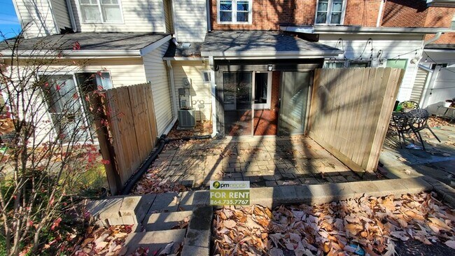 Foto del edificio - Townhome in Excellent Greenville Location!
