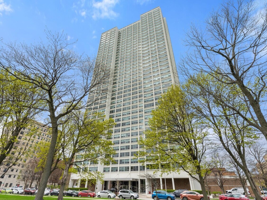 Foto principal - 1700 E 56th St