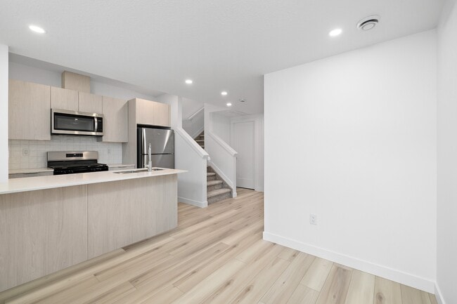 Photo du bâtiment - 8664-8677 77 St NW