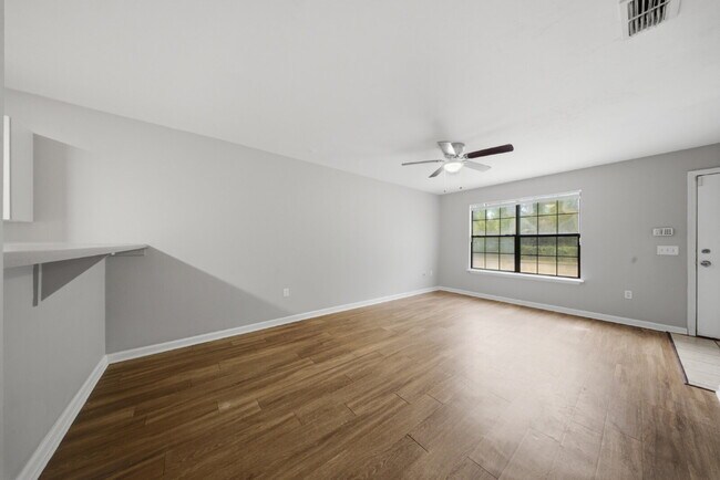 Building Photo - 2 bedroom x 2.5 bathroom! Great Location and Price! Guest Bathroom!